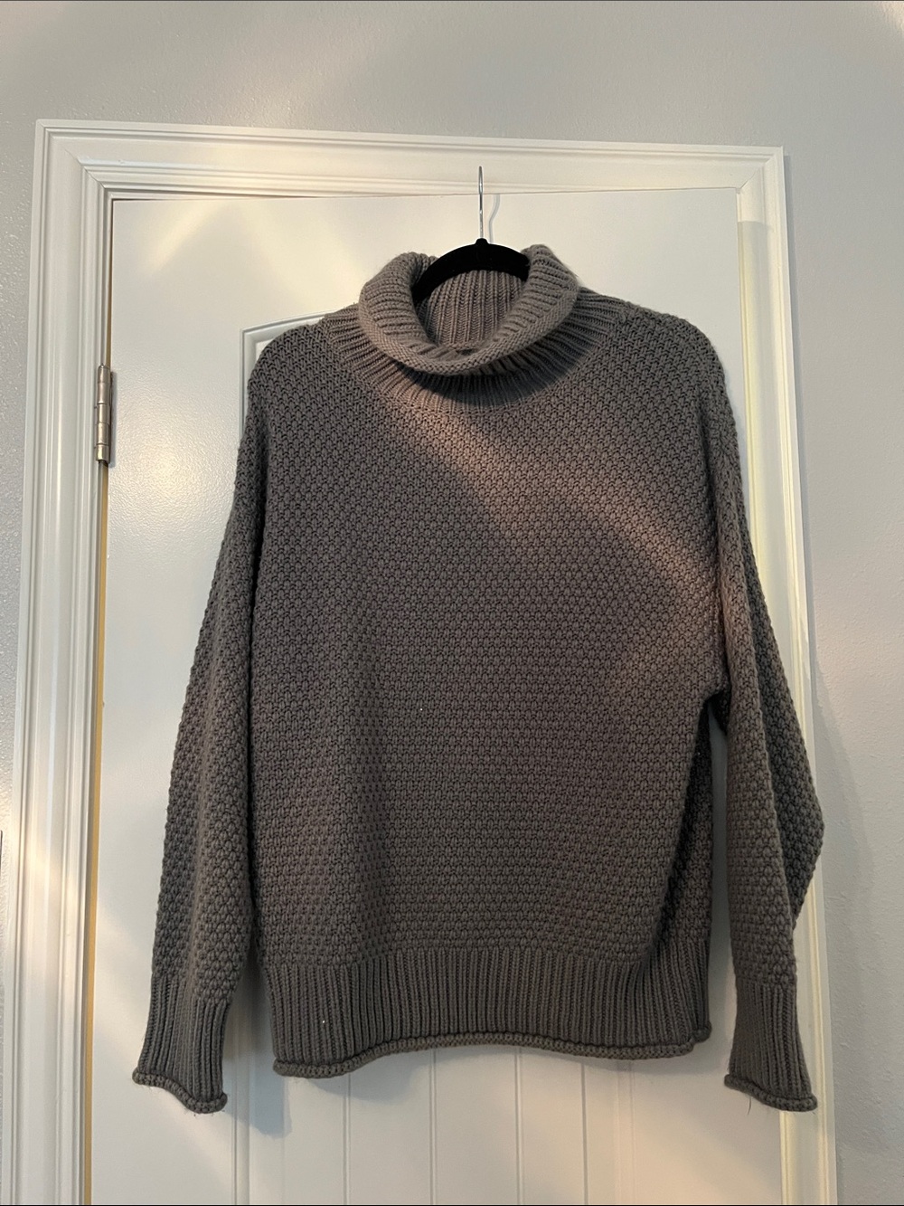 Women's Gray Turtleneck Knit Sweater - Cozy Funnel Neck